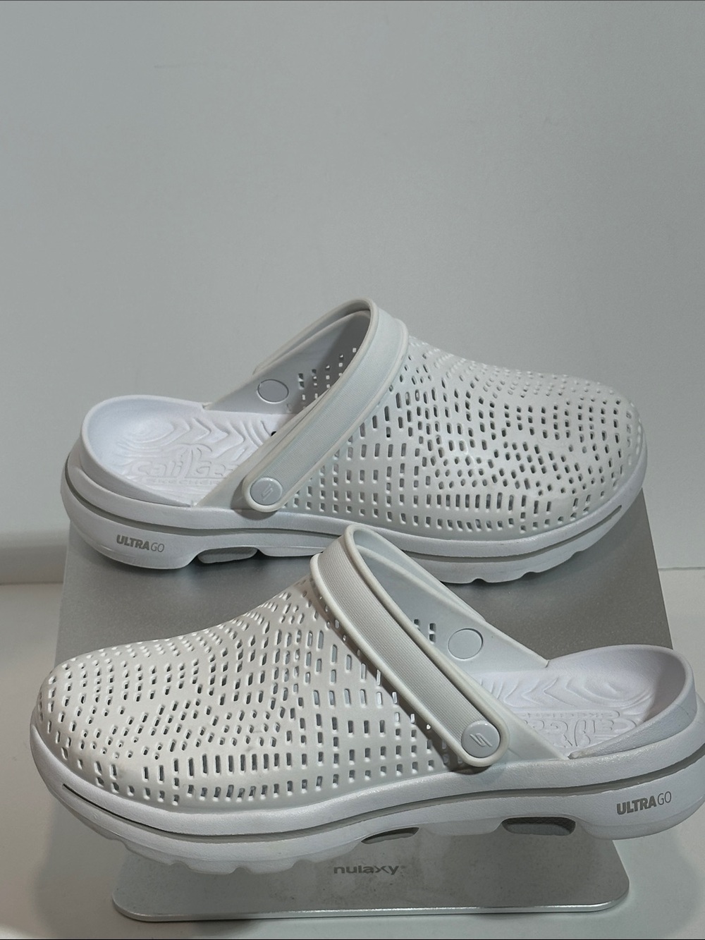 Skechers Cali Gear UltraGo White Perforated Slip-On Clogs with Heel Strap - Picture 3 of 8